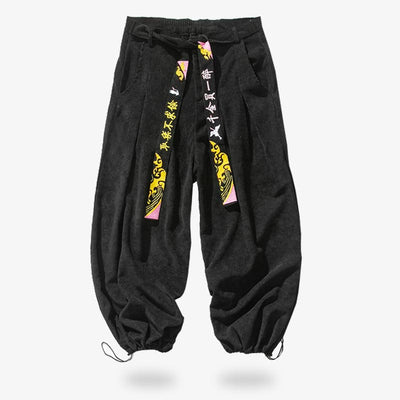 Un sarouel homme japonais de couleur noir avec une ceinture aux motifs kanji jaune