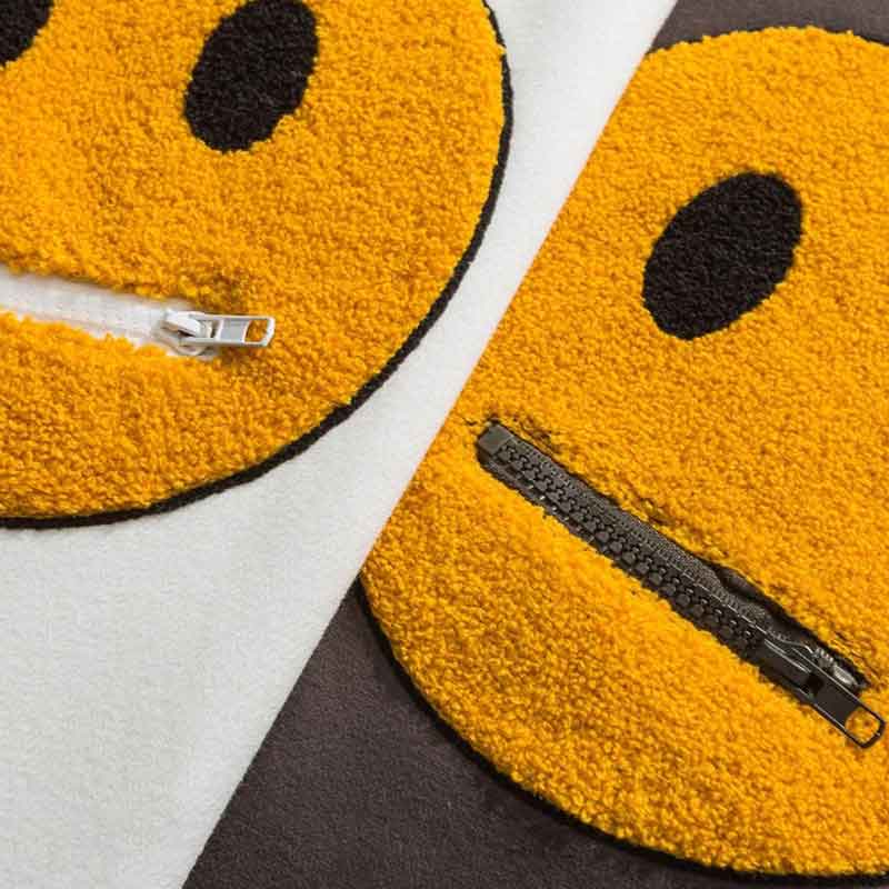 Ces smiley japonnais sont brodés sur le hoodie à capuche