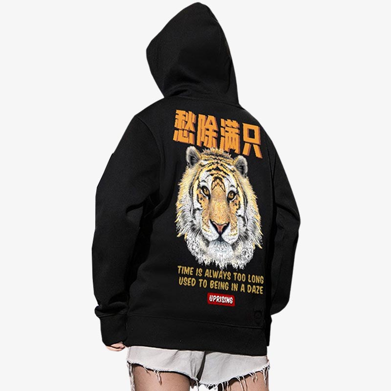 Une femme porte un streetwear sweat japonais avec un tigre imprimé dans le dos et des kanji