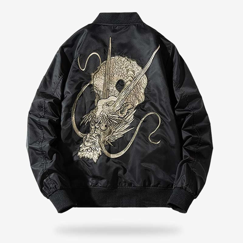 Ce manteau bomber est une veste sukajan dragon. Le manteau est brodé avec un motif de dragon japonais
