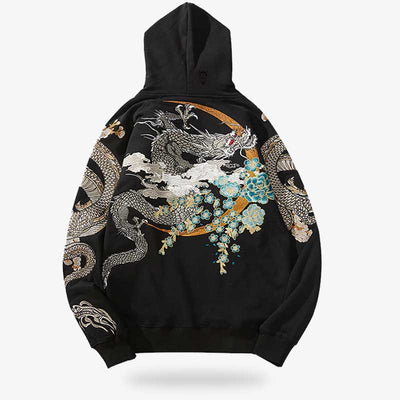 Un sweat dragon japonais brodé avec des motifs sakura, kumo et un croissant de lune