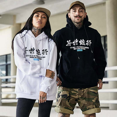 Un homme et une femme portent un sweat homme motif japonais kanji