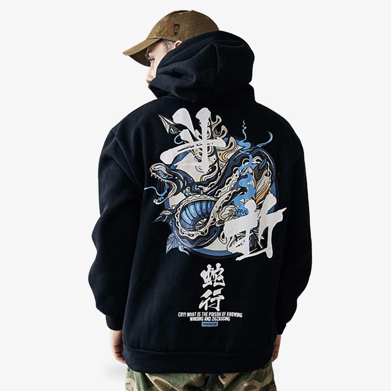 Un fan de streetweara Harajuku porte un sweat homme style japonaise de couleur noir. Motif japonais de serpent inspiré des tatouages Yakuza Irezumi