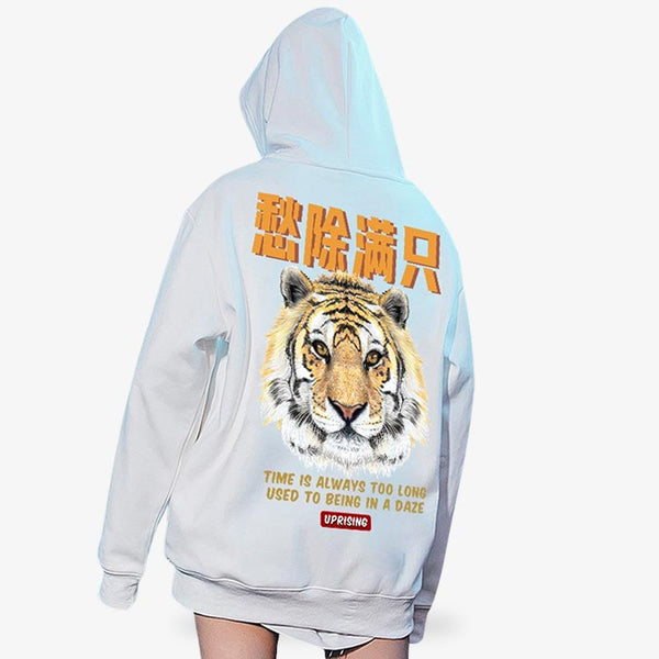 Une femme porte un sweat shirt Japon de couleur blanc avec un tigre et des kanji