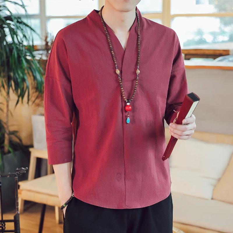 Un homme japonais porte un t-shirt lin de couleur rouge lie de vin. La matière du tissu de ce tee-shirt japonais est en lin naturel