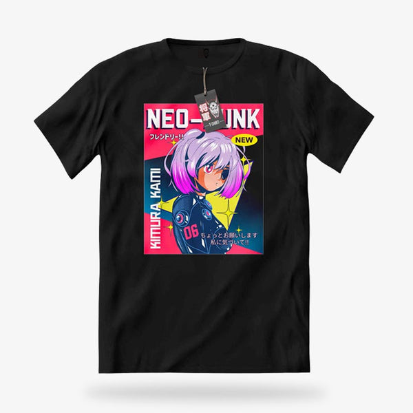 Ce vêtement japonais streetwear est un t-shirt manga uniqlo de couleur noir avec un dessin imprimé
