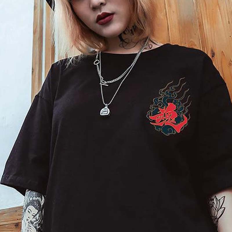 Une femme porte un t-shirt oni demon de couleur noir avec un chaine autour du cou