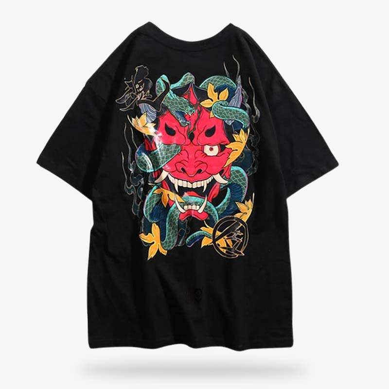 Ce vêtement japonais est un t-shirt Oni. Motif de démon japonais imprimé sur le dos du Tee-shirt