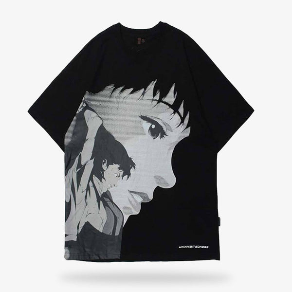 Ce vêtement noir est un tee-shirt manga japonais avec une femme imprimé sur la face avant du tissu