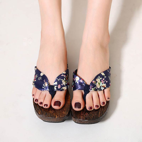 La tong en bois japonaise se porte comme une claquette pour femme et pieds nus