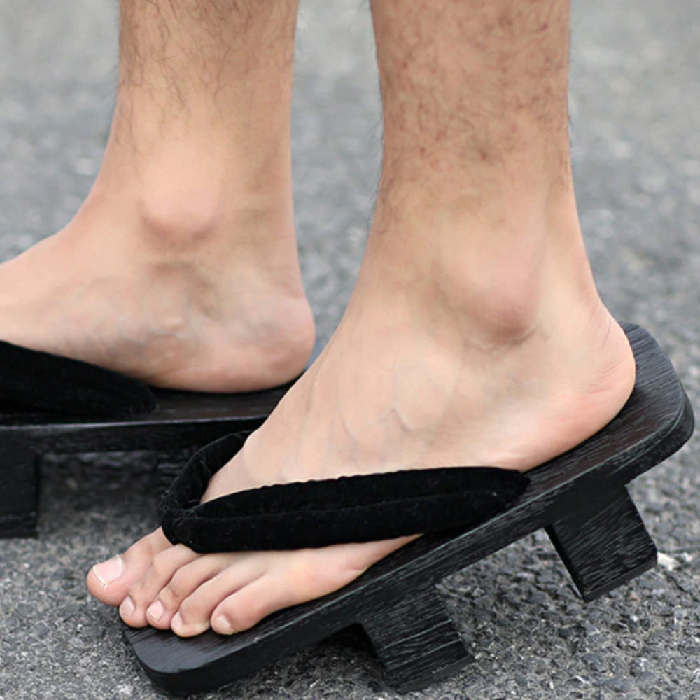 Cette tong geta homme se porte avec un kimono japonais