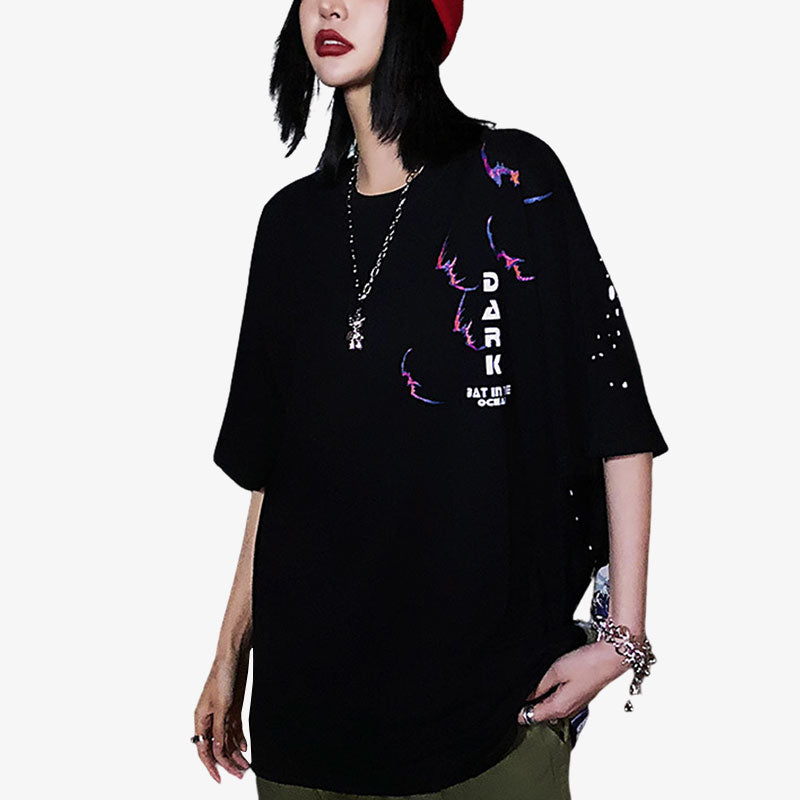 Un fille japonaise porte une vague de kanaga t-shirt. Elle a un collier en argent autour du cou et un bonnet streetwear