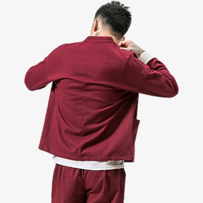 Un homme de dos tiens le col de sa veste du Japon de couleur rouge
