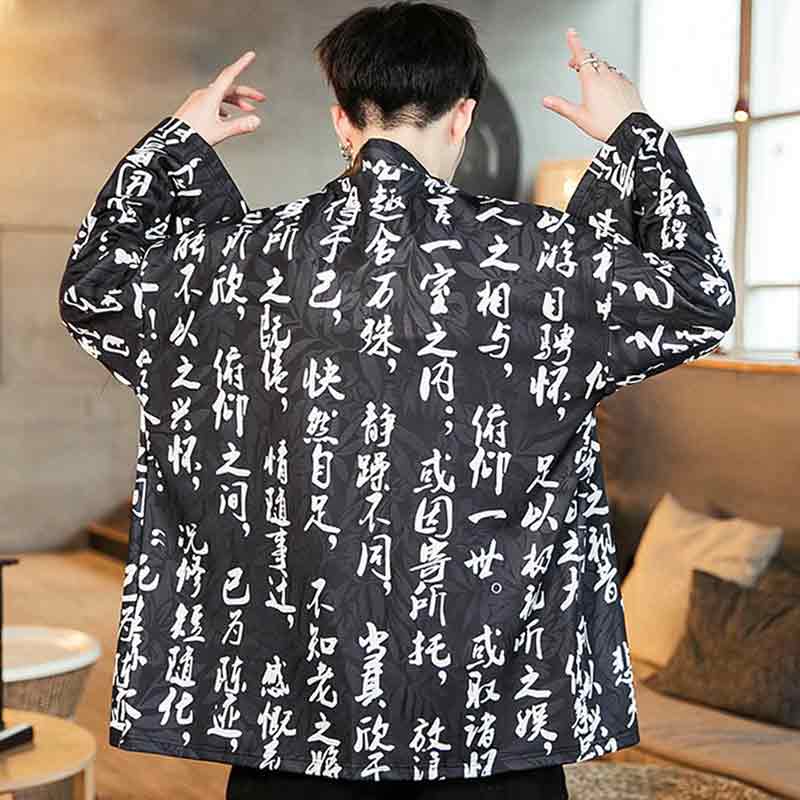 Un japonais porte une veste haori homme avec de des kanji blancs imprimé sur le tissu