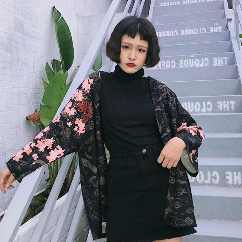 Une fille japonaise porte une veste kimono pour femme acheté dans une boutique à Paris