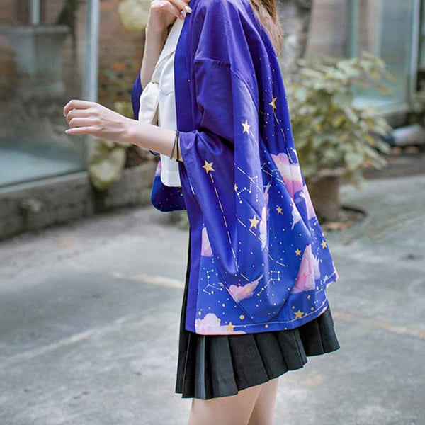 Cette étudiante jponaise est habillée avec une veste kimono fluide pour femme. Des motifs de chats et d'étoiles sont imprimés sur le tissus de la veste japonaise femme