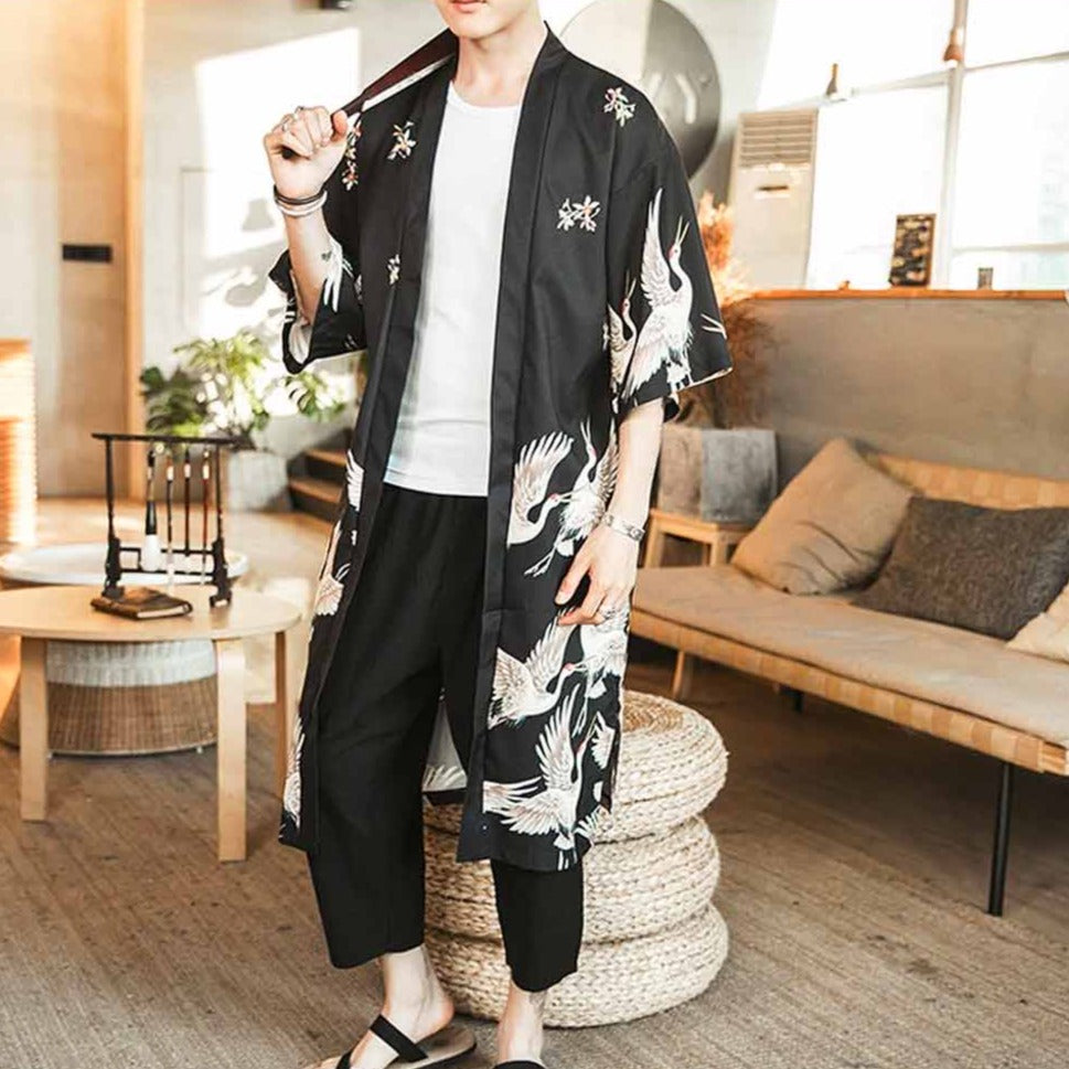 Un homme portant une veste longue de kimono interieur. Haori noir avec des motifs d'oiseaux japonais