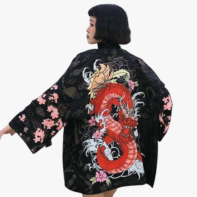 ce haori noir est une veste kimono japonais femme avec un dragon rouge imprimé sur le dos du tissu en coton