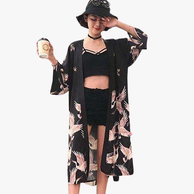 Femme japonaise porte une veste kimono longue, un t-shirt et un short noir. Style japonais traditionnel de geisha et moderne de fashion d'Harajuku