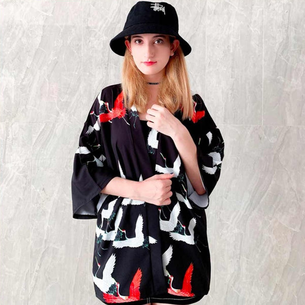 Une femme porte une veste kimono noir du japon avec un bob noir