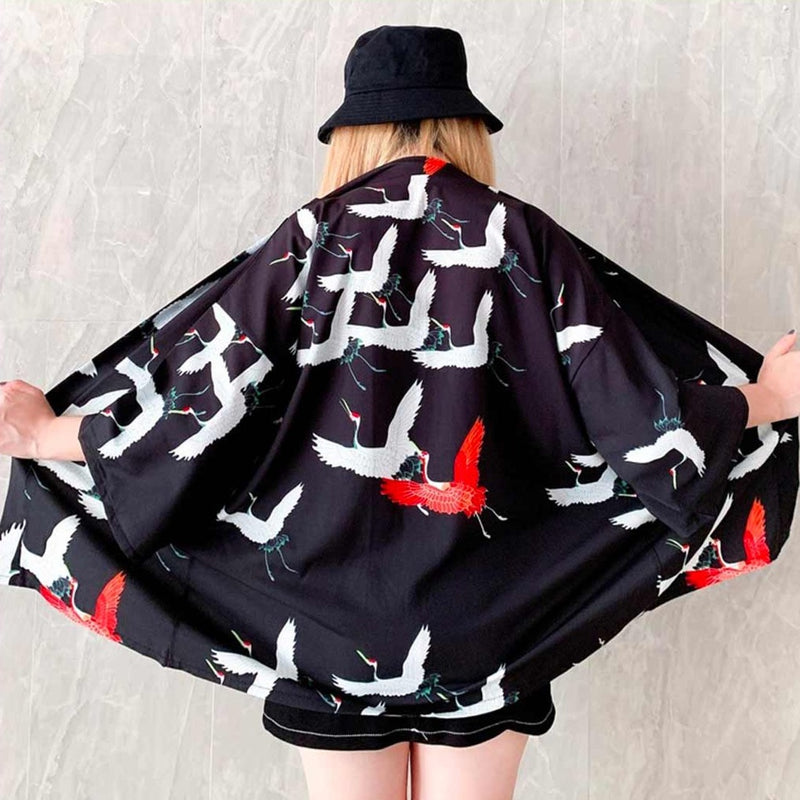 Une veste kimono noir pour femme avec des motifs japonais d'oiseaux grues Tsuru