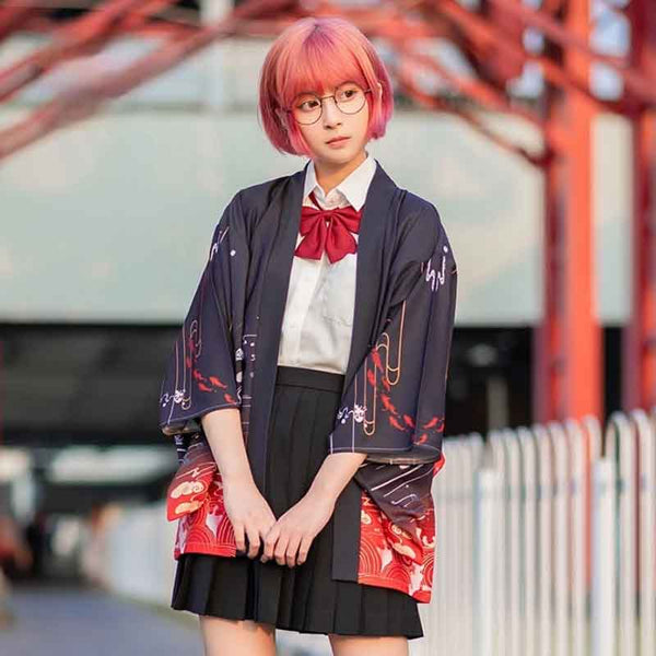Une japonaise porte une veste kimono noire femme avec une jupe, une chemisier blanc et un noeud de foulard rouge