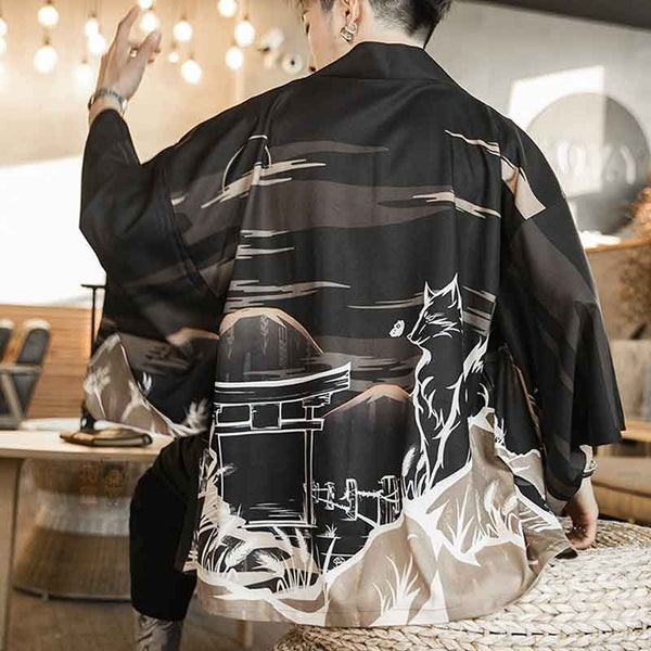 Un Homme japonais est assis de dos et est habillé avec une veste kistune kimono de couleur noir avec un motif de renard japonais