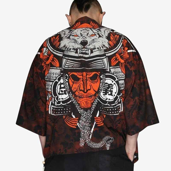 Un homme porte une veste de samourai avec un masque Oni rouge. Un loup okami surplombe le masque de guerrier japonais. Veste kimono avec coupe droite et manche trois quarts