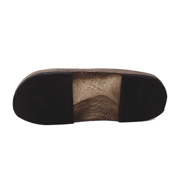 La sandales zori est une claquette japonaise sculptée dans du bois brute. Un caoutchouc anti-dérapant est fixé sous la semelle